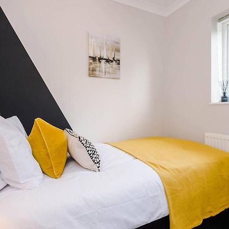 Cheerful 3 Bedroom Home With Parking Near Chester Saughall Exterior foto