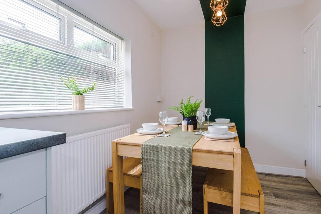 Cheerful 3 Bedroom Home With Parking Near Chester Saughall Exterior foto