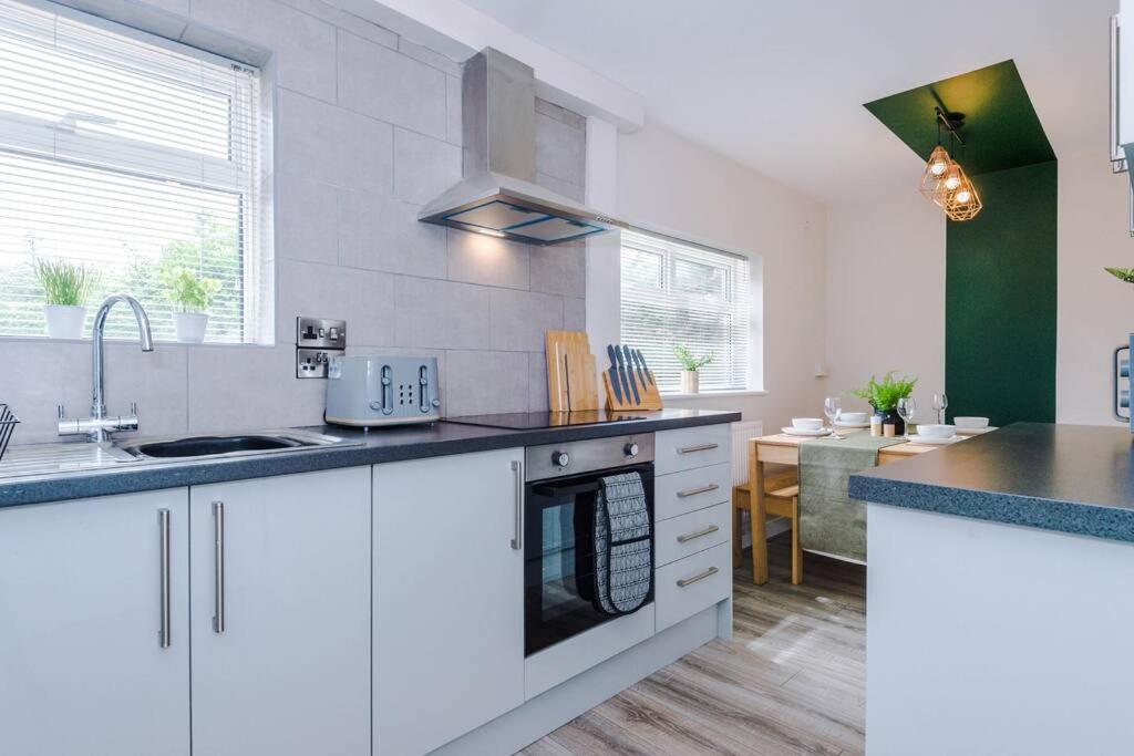 Cheerful 3 Bedroom Home With Parking Near Chester Saughall Exterior foto
