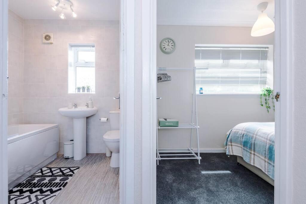 Cheerful 3 Bedroom Home With Parking Near Chester Saughall Exterior foto