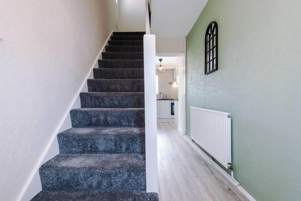 Cheerful 3 Bedroom Home With Parking Near Chester Saughall Exterior foto