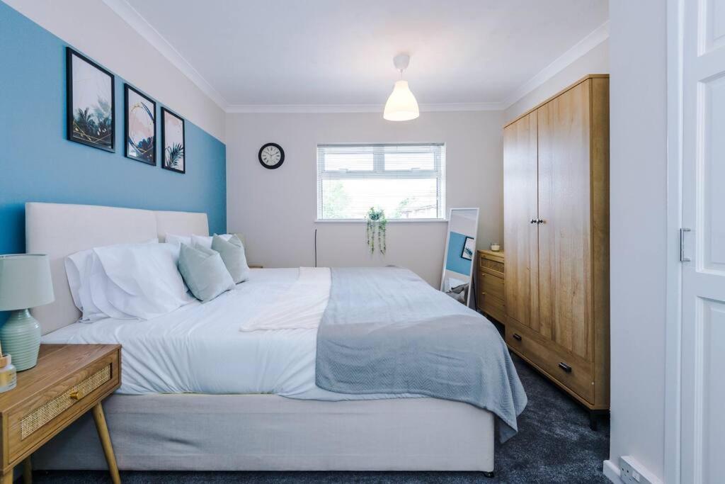 Cheerful 3 Bedroom Home With Parking Near Chester Saughall Exterior foto